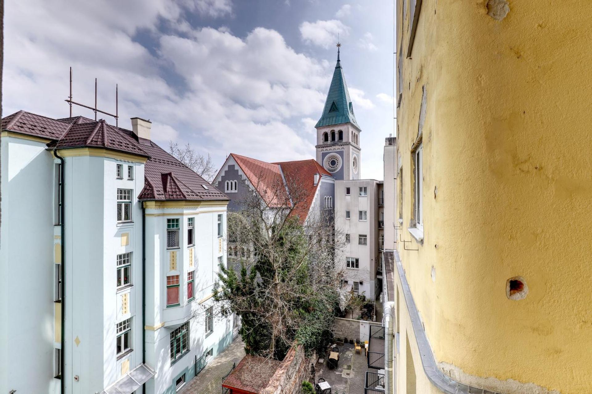 Star Stylish On The Famous Pedestrian Zone *